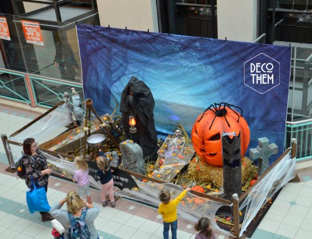 Décoration d'Halloween La chaux-de-fonds, cimetière hanté, citrouille géante, monstre à la lanterne, cercueil, squelette, momie, araignée géante