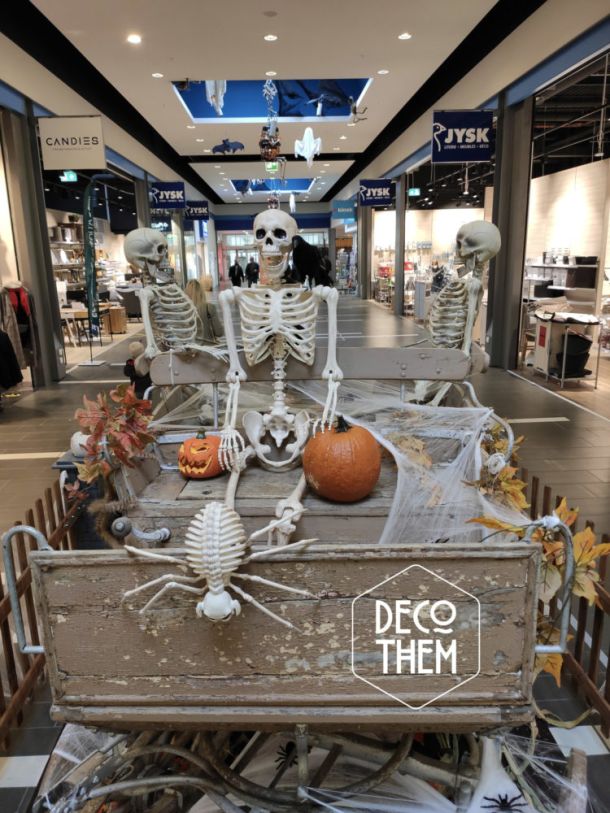 Halloween Eplatures Centre calèche hantée, calèche, squelettes, toiles d'araignées, citrouilles, araignées, feuilles mortes, barrières, colonnes en pierres