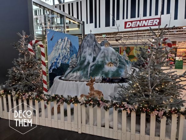Noël Centre La Tour, le train du Père-Noël et la Dent de Broc, sapins illuminés, neige, montagne, petit train, Père-Noël, cadeaux, guirlandes lumineuses, biches, faons, hottes et cadeaux, chalets gruèriens miniatures