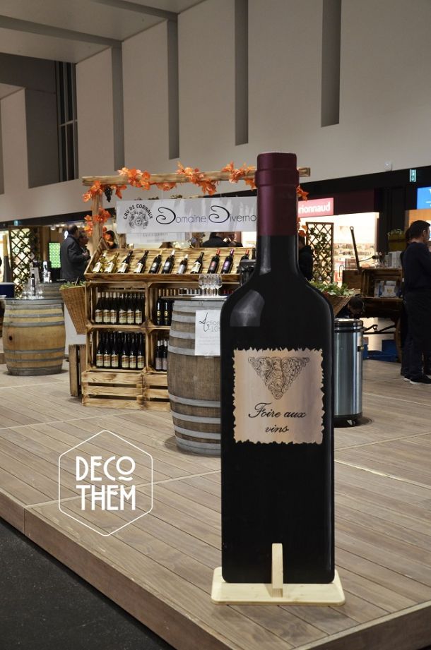 Foire aux vins, Fresque bouteille de vin géante, feuilles de vigne. raisins, mange debout, tonneau avec plateau de verre.