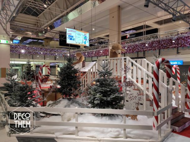 L'atelier du Père-Noël, Décor féerique, petit train pour enfants, nounours géants, cannes à sucre géantes, passerelle , sapins enneigés, décorations de Noël