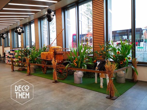 Petit décor crée spécialement pour la Bénichon à Romont composée d'un véritable char à cercle d'époque, des boilles à lait avec maïs & tournesols ainsi que divers éléments décoratifs