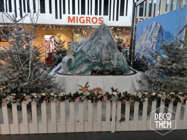 Noël Centre La Tour, le train du Père-Noël et la Dent de Broc, sapins illuminés, neige, montagne, petit train, Père-Noël, cadeaux, guirlandes lumineuses, biches, faons, hottes et cadeaux, chalets gruèriens miniatures