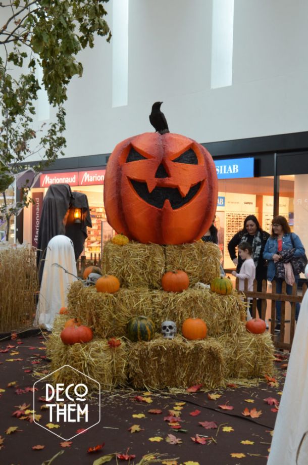 Décorations Halloween Marin Centre, pyramide de citrouilles, corbeaux, bottes de pailles, feuilles mortes, fantômes, crânes, citrouilles