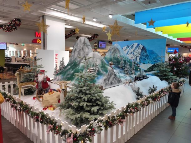 Décoration de Noël, Gruyère Centre, Bulle, dent de Broc, maisonnettes de noël, train du père-noël, sapins enneigés, biches, rênnes, neige, étoiles, maisonnettes de noël