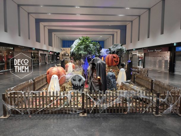 Décoration Halloween Marin Centre, sorcière, crânes, citrouilles, toiles d'araignées, maïs, champ de blé, pyramide de citrouilles, arbre hanté, momie