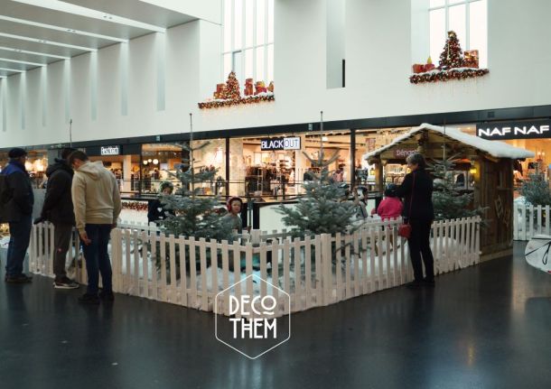 Piste de luge, décor hivernal, chalet enneigé, sapins enneigés