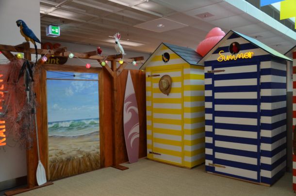 Décor d'été | Thématique de la plage, fresque "plage" , planches de surf, tapis en fibre de coco, cabines de plage, pergola, perroquets, bouées de sauvetage,