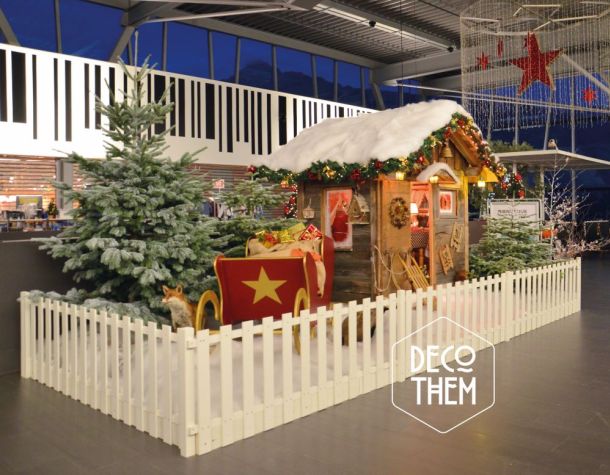 Chalet du Père-Noël, toit enneigé, décorations de Noël, Père-Noël, traîneau du Père-Noël, barrières blanches