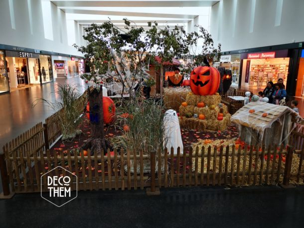 Décoration Halloween Marin Centre, sorcière, chaudron magique, crânes, citrouilles, toiles d'araignées, maïs, champ de blé, pyramide de citrouilles, arbre hanté