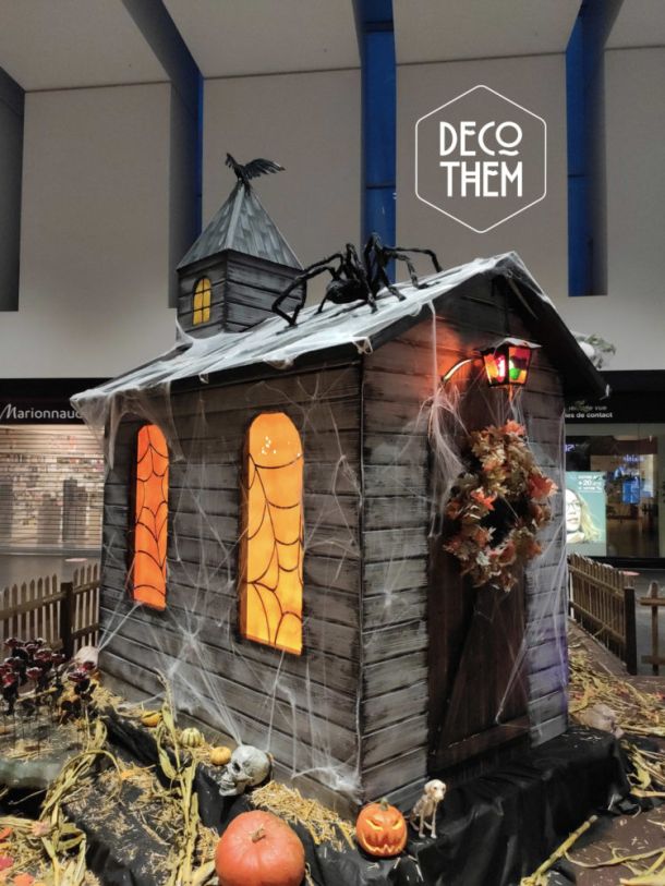 Décorations Halloween Marin Centre, église hantée, feuilles mortes, citrouilles, monstre, araignée géantes