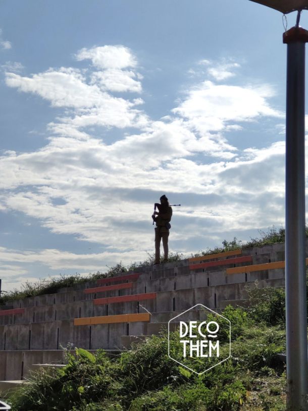 Village celtique, musicien, cornemuse, colline, herbes, extérieur