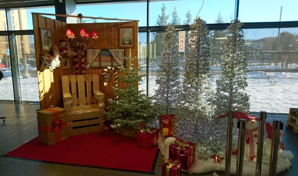 Stand photo Saint-Nicolas, cloisons en bois, fauteuil en palette, décorations de Noël