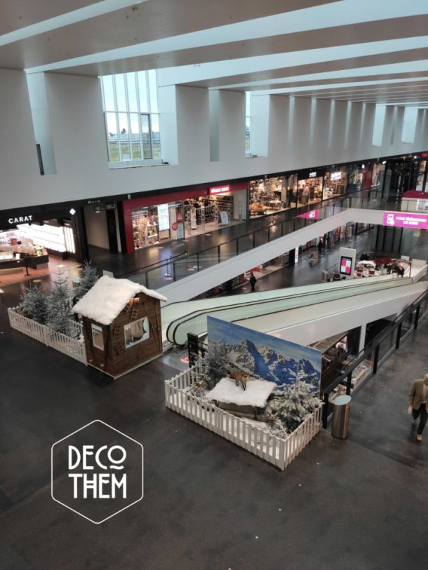 Piste de luge, décor hivernal, chalet enneigé, sapins enneigés, traîneau, neige, fresque montagnarde, barrières blanches