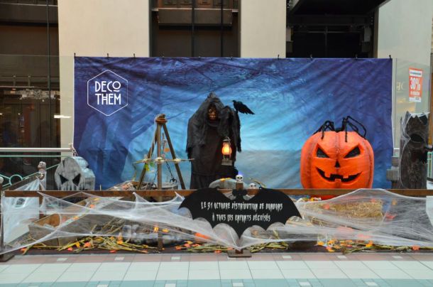 Décoration d'Halloween La chaux-de-fonds, cimetière hanté, citrouille géante, monstre à la lanterne, cercueil, squelette, momie, araignée géante