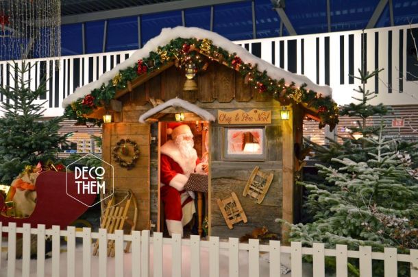 Chalet du Père-Noël, toit enneigé, décorations de Noël, Père-Noël