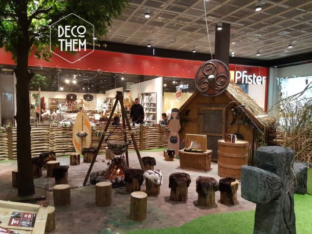 Décor Celtique Marin Centre Zone Compte, chêne, maison Celte, chaudron sur trépied, char en bois, rondins, peaux, croix Celte, gazon, barrières en branches