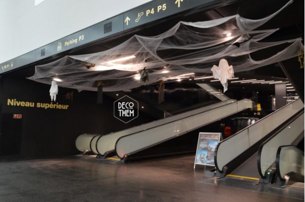 Décorations Halloween Marin Centre, entrées clients, toiles d'araignées au plafond, fantômes, sorcières, épouvantails