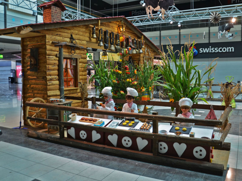 Décor pour la Bénichon 2018 | Chalet des artisans (Entièrement réalisé par DECOTHEM) Bénichon 2018, automates boulangers, fabrication de cuchaules, chalet en bois, fête paysanne.