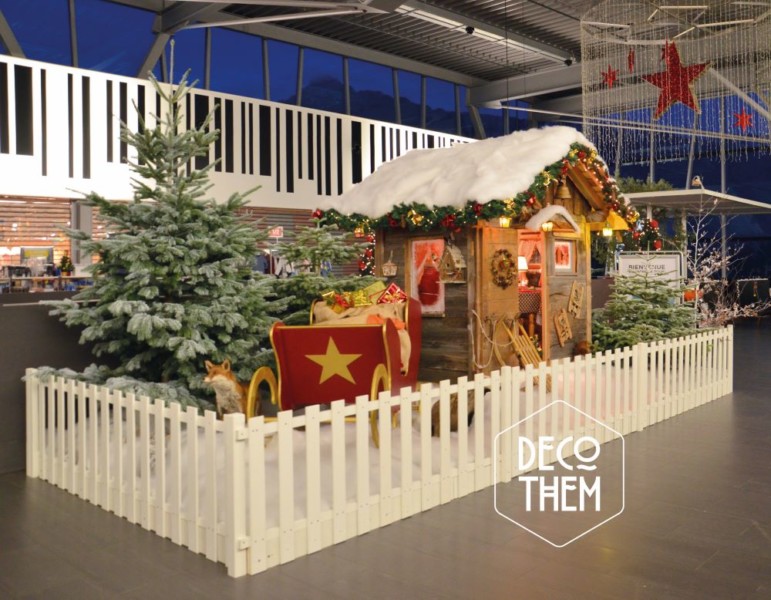 Chalet du Père-Noël, toit enneigé, décorations de Noël, Père-Noël, traîneau du Père-Noël, barrières blanches