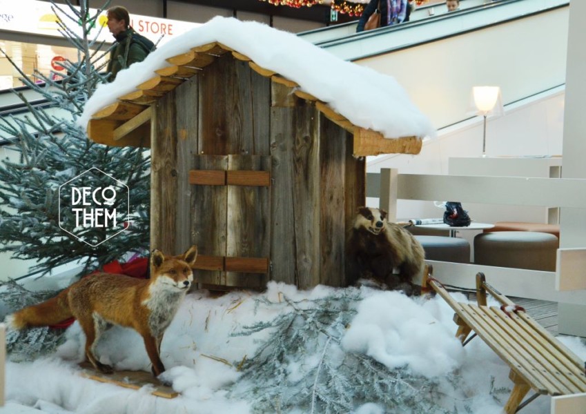 Décor hivernal piste de luge "Le chalet & le renard" iller la piste de luge aménagée dans les travelators. Chalet enneigé, animaux de la forêt, luge, sapins enneigé