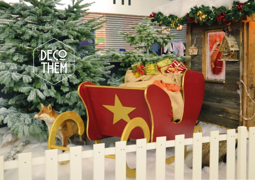 traîneau du Père-Noël rouge & doré, sapins enneigés, forêt enneigée avec des animaux