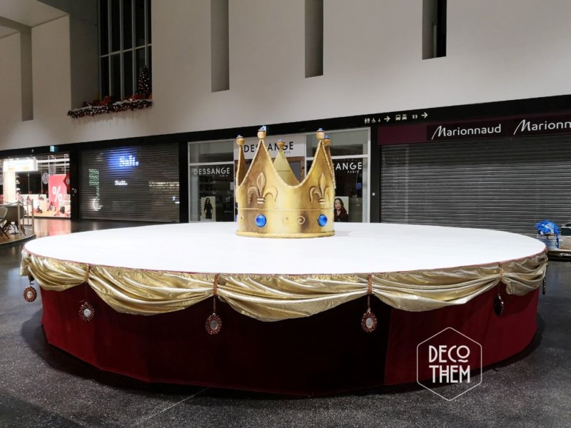 Table ronde géante, couronne des Rois, velours, dorures