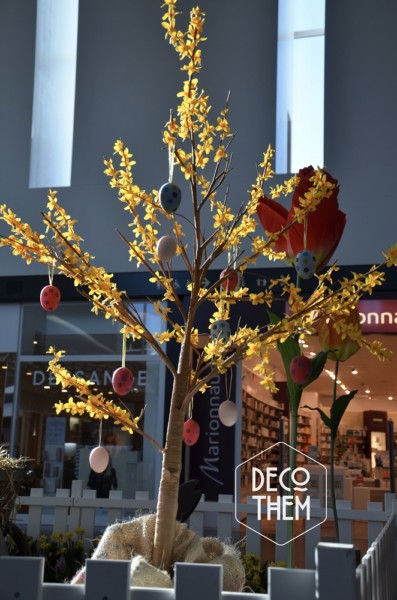 Arbre de pâques, forsythia en fleur, œufs suspendus