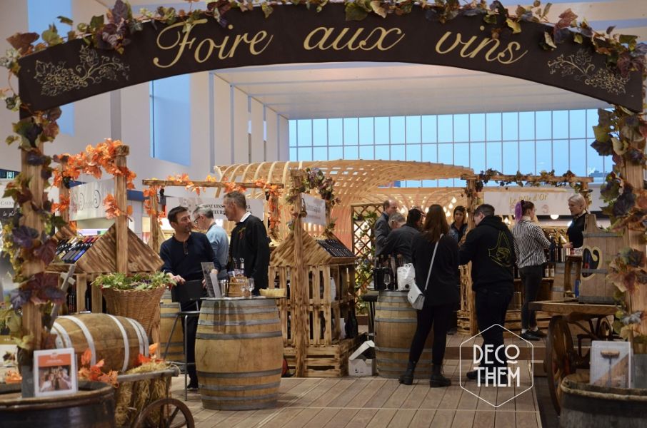 Foire aux vins - Portique d'entrée Foire aux vins, portique d'entrée, feuilles de vigne, tonneaux avec plateaux de verre, présentoirs en bois.