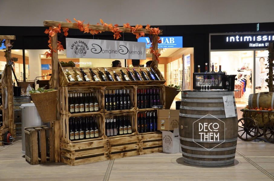 Foire aux vins, fausse vigne. raisins, mange debout, tonneau avec plateau de verre.