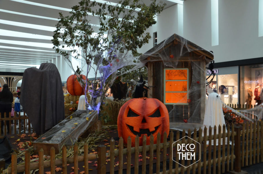 Décorations Halloween Marin Centre Décorations Halloween Marin Centre, maison hantée, arbre mort, citrouille géante, momie, cercueil, fantôme, monstre, araignée géantes