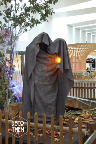 Décorations Halloween Marin Centre "Monstre à la lanterne" Décorations Halloween Marin Centre, monstre à la lanterne, feuilles mortes, cercueil, toiles d'araignées