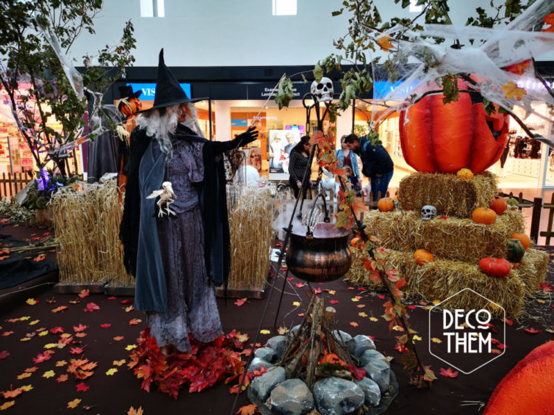 Décorations Halloween Marin Centre "La sorcière et son chaudron magique" Décoration Halloween Marin Centre, sorcière, chaudron magique, crânes, citrouilles, toiles d'araignées, maïs, champ de blé, pyramide de citrouilles