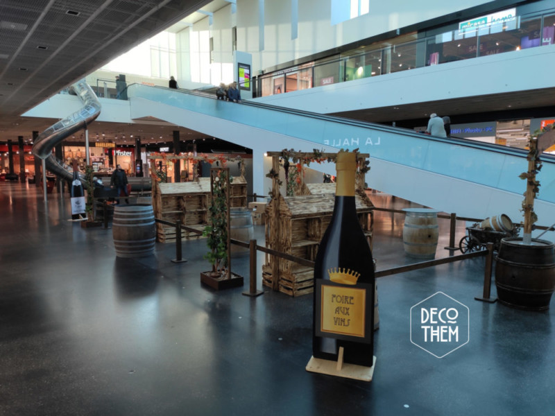 Stands de présentations, présentoirs et éléments de décor créés spécialement à l'occasion de la foire aux vin à Marin Centre Foire aux vins Marin centre, bouteilles peintes, tonneaux, tables hautes,vin, vignes, présentoirs, portique