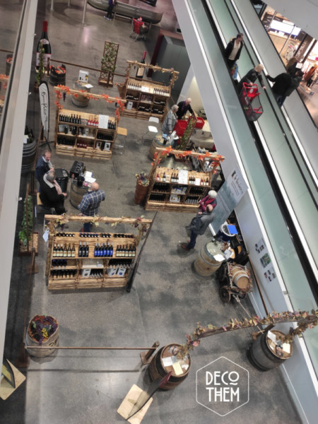 Stands de présentations, présentoirs et éléments de décor créés spécialement à l'occasion de la foire aux vin à Marin Centre Foire aux vins Marin centre, bouteilles peintes, tonneaux, tables hautes,vin, vignes, présentoirs, portique