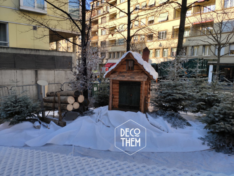 Décor hivernal avec des petits chalets au milieu de leurs forêt enneigées. JO2020, décor hivernal, piste de ski de fond, neige, sapins, luge à bois, chalet en bois