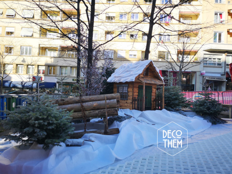 Décor hivernal avec des petits chalets au milieu de leurs forêt enneigées. JO2020, décor hivernal, piste de ski de fond, neige, sapins, luge à bois, chalet en bois