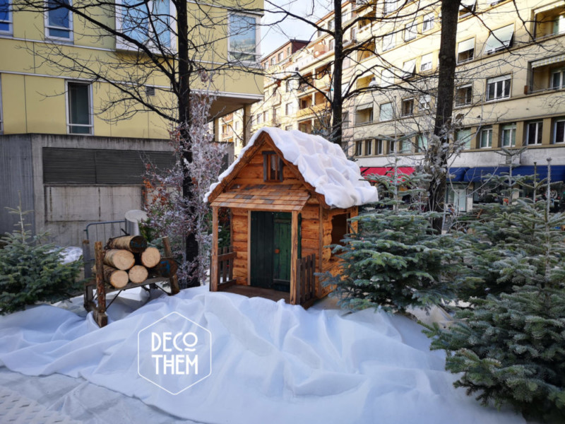Décor hivernal avec des petits chalets au milieu de leurs forêt enneigées. JO2020, décor hivernal, piste de ski de fond, neige, sapins, luge à bois, chalet en bois
