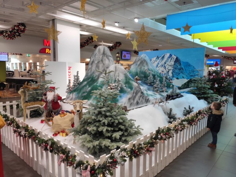 Décoration de Noël - Gruyère Centre, Bulle 2019 Décoration de Noël, Gruyère Centre, Bulle, dent de Broc, maisonnettes de noël, train du père-noël, sapins enneigés, biches, rênnes, neige, étoiles, maisonnettes de noël