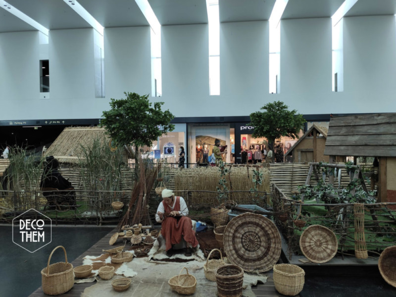 Village celtique | Démonstration d'un artisan Village celtique Marin Centre, maison celtes, tannerie, artisant, reproduction historique, chênes, barrières en branches