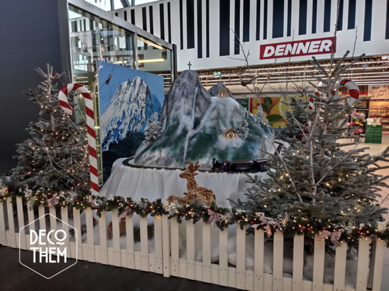 Noël Centre La Tour, le train du Père-Noël Noël Centre La Tour, le train du Père-Noël et la Dent de Broc, sapins illuminés, neige, montagne, petit train, Père-Noël, cadeaux, guirlandes lumineuses, biches, faons, hottes et cadeaux, chalets gruèriens miniatures