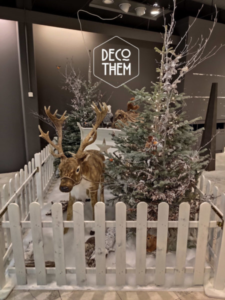 Noël Le Carô Centre renne + traîneau Noël Le Carô Centre renne + traîneau, barrières blanches, animaux peluches, oiseaux, sapin illuminé, guirlandes lumineuses, écureuils, traineau, hérrisson, renne du Père-Noel